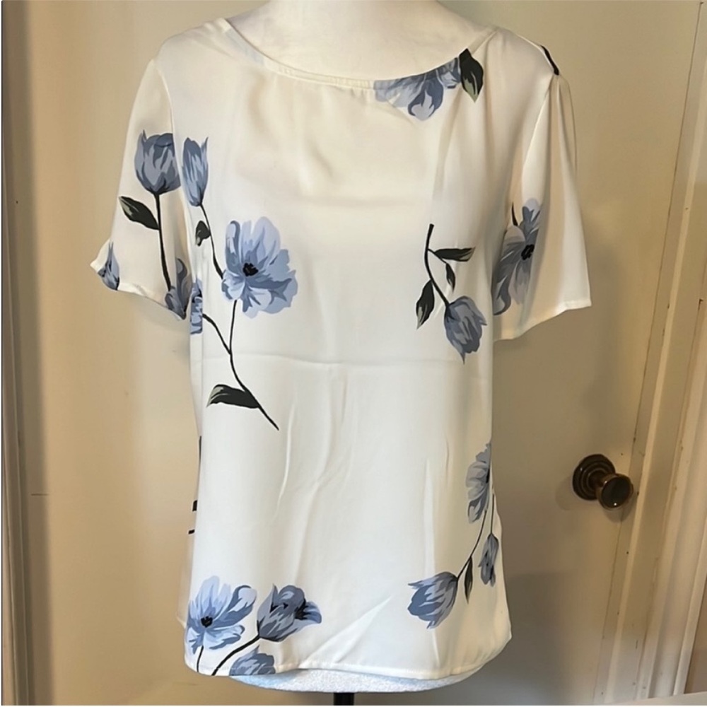 Dynamite | Women’s XS Flowy White and Blue Floral Blouse